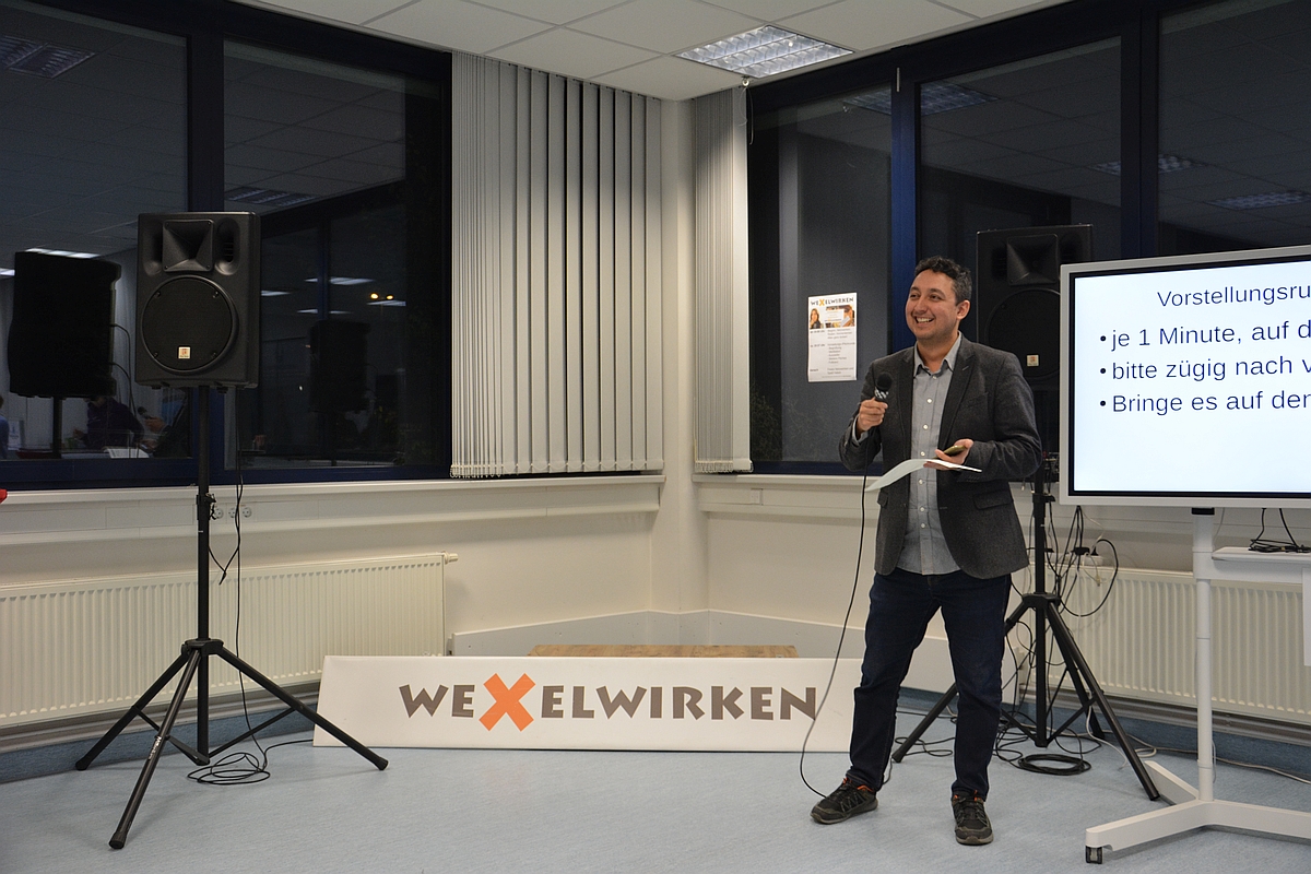Christopher J. Schmidhofer spricht auf der Bühne bei der Female Founders in Reutlingen